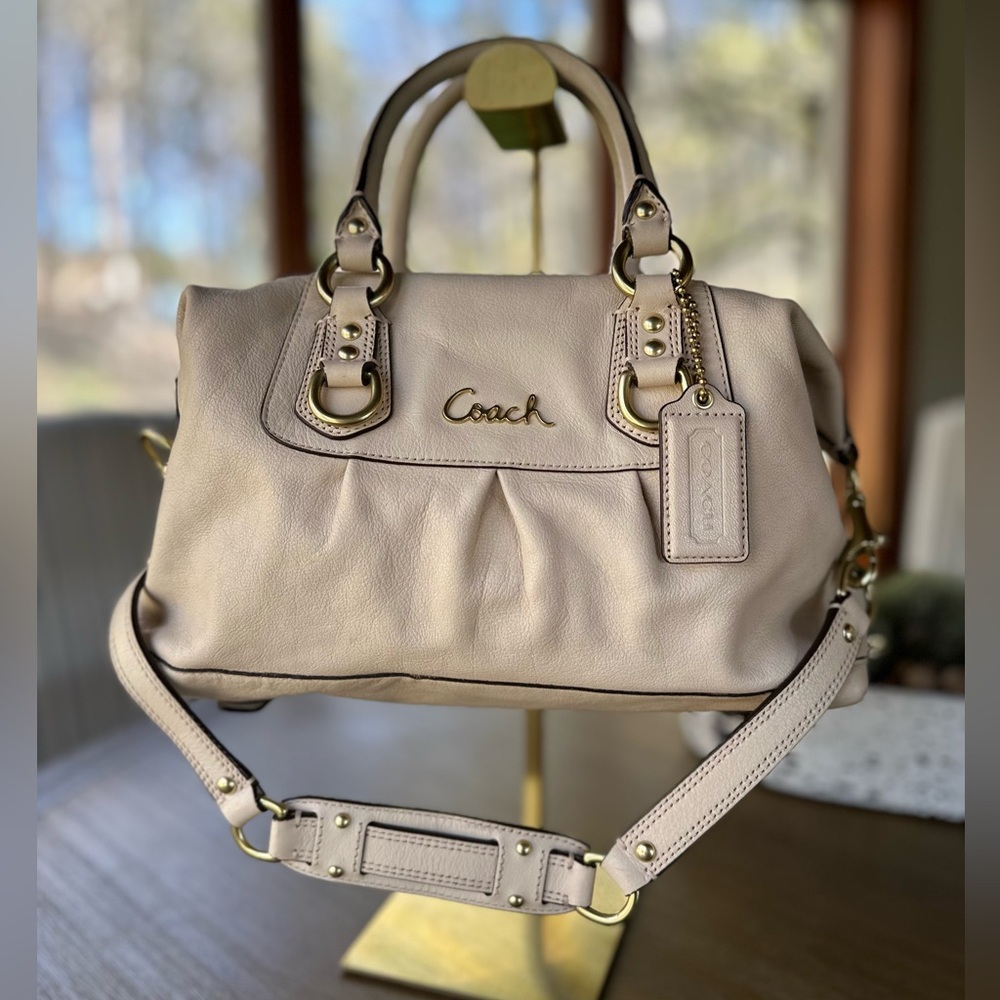 Coach | rare vintage Ashley top handle bag cream leather with soft pink interior